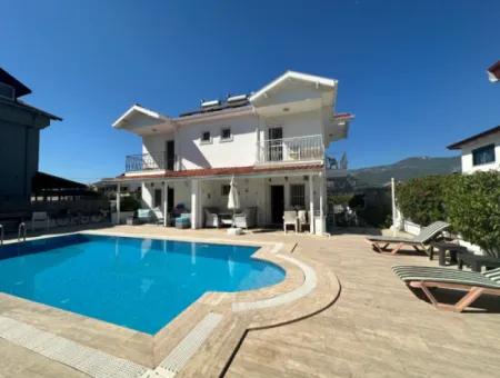 Modern 3 Bed Villa Close To Town